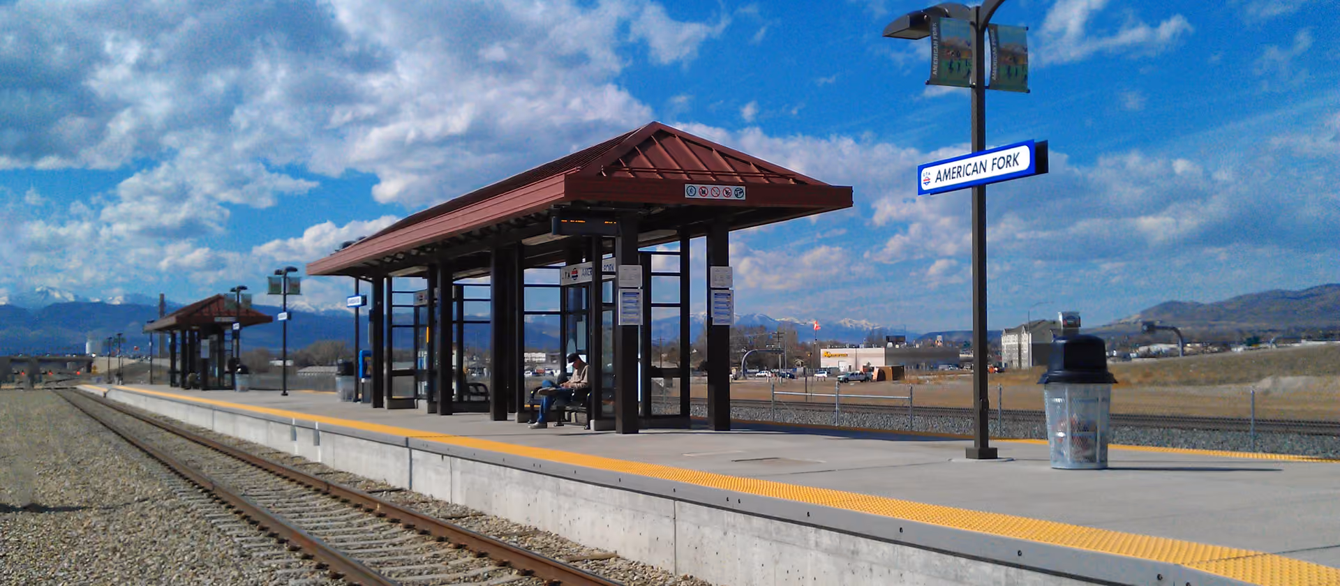 UTA-Frontrunner-Bahnsteig in American Fork mit Gleisen und Bergen im Hintergrund.