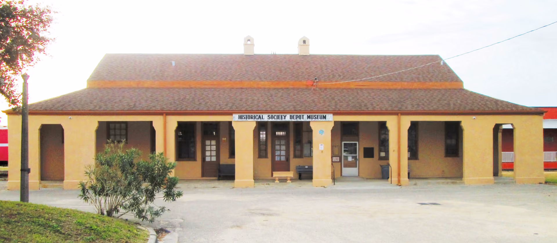 Historisches Bahnhofsgebäude mit breiter Frontansicht.