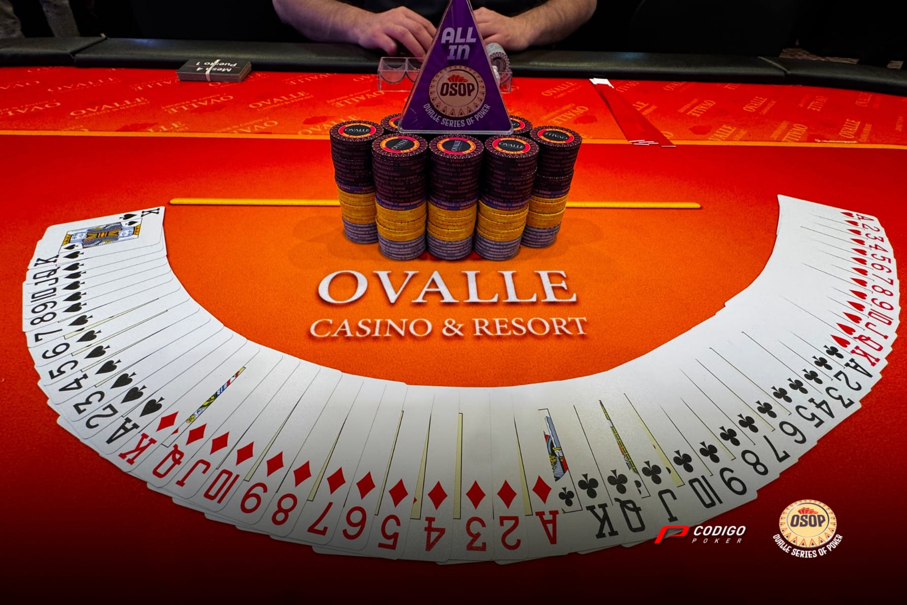 Mesa de poker de Ovalle Casino con trofeo y fichas de OSOP