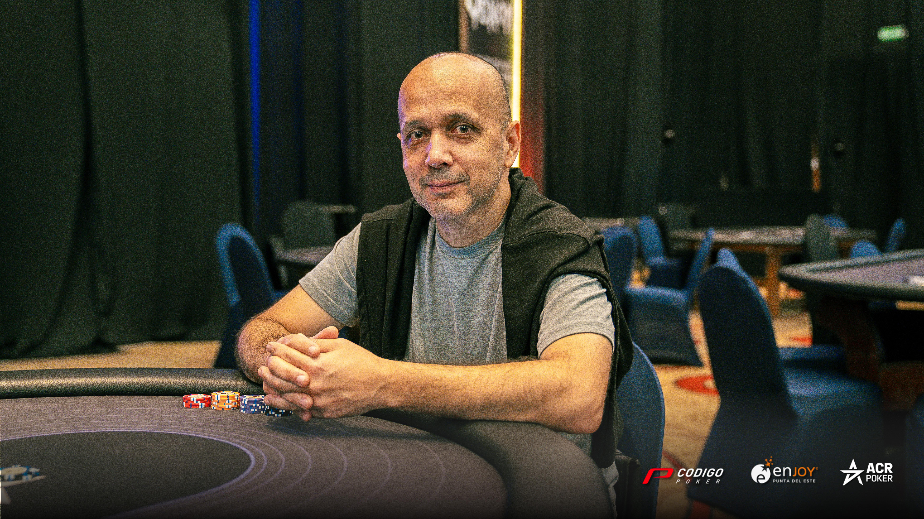 Saber Salum sentado en una mesa de poker durante un torneo en vivo