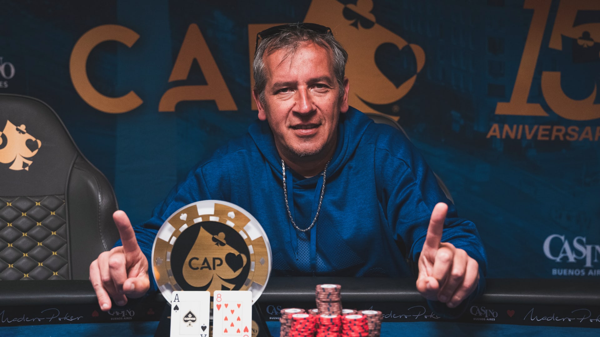 Daniel Mielniczuk con el trofeo del Monster Stack del CAP Buenos Aires