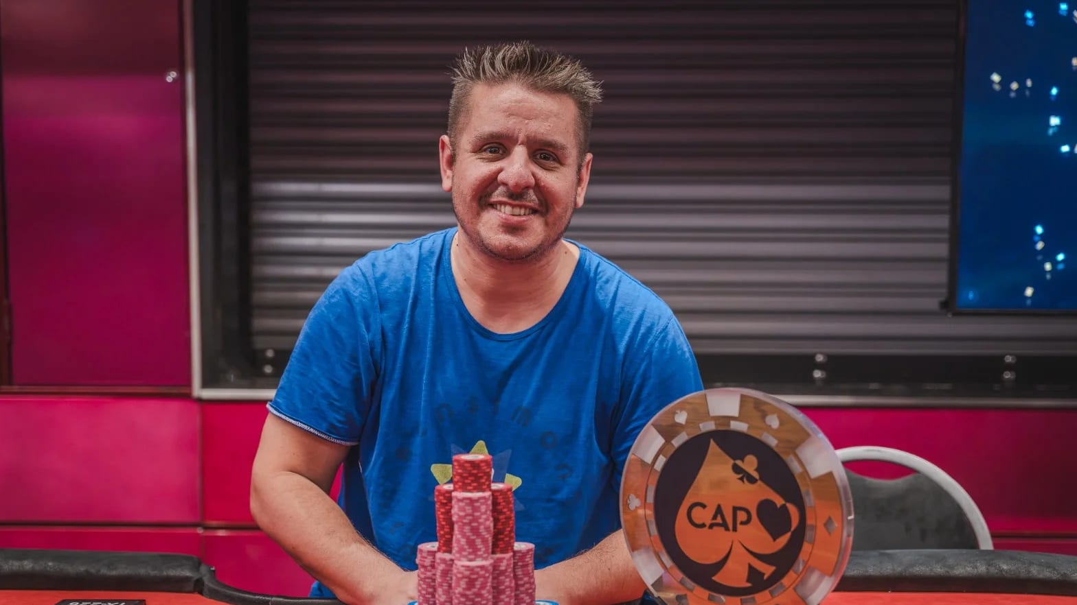 José Lesta con el trofeo del Super High Roller del CAP Buenos Aires 2026
