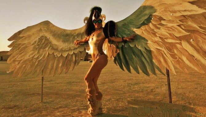 Revisa la infartante galería de fotos de Liv Boeree en el Burning Man