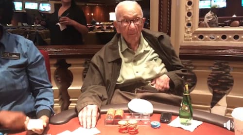 Festejó sus 95 años en una mesa de high stakes