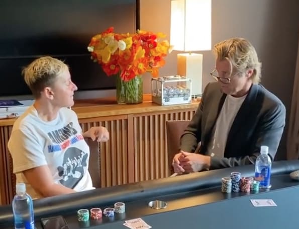 Ellen DeGeneres recibe una lección de poker de Vince Van Patten