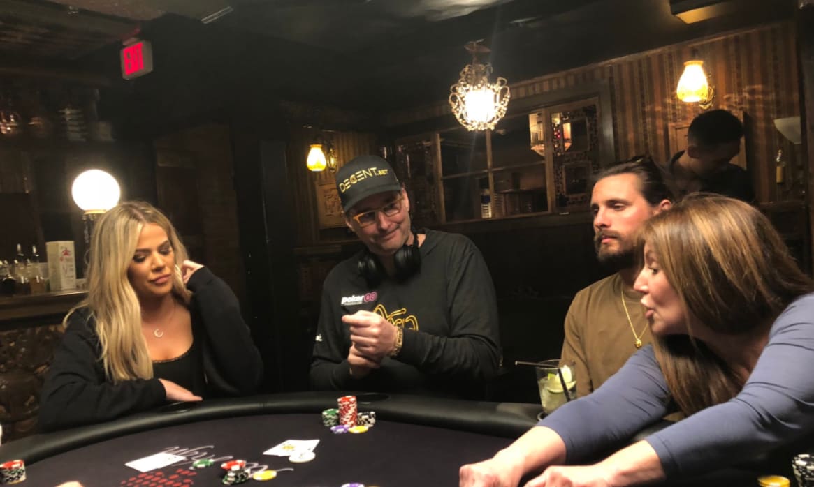 Puro glamour: Hellmuth le enseña a una Kardashian