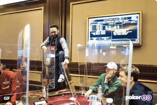 Daniel Negreanu se tildó y rompió un plexiglás
