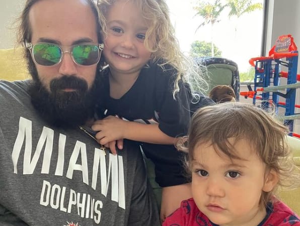 Jason Mercier juega al poker con los juguetes de su hijo