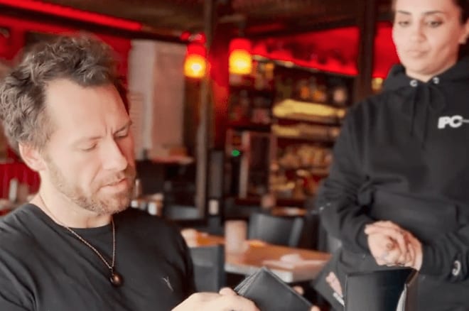 Una mesera nunca más olvidará qué es el «expected value»