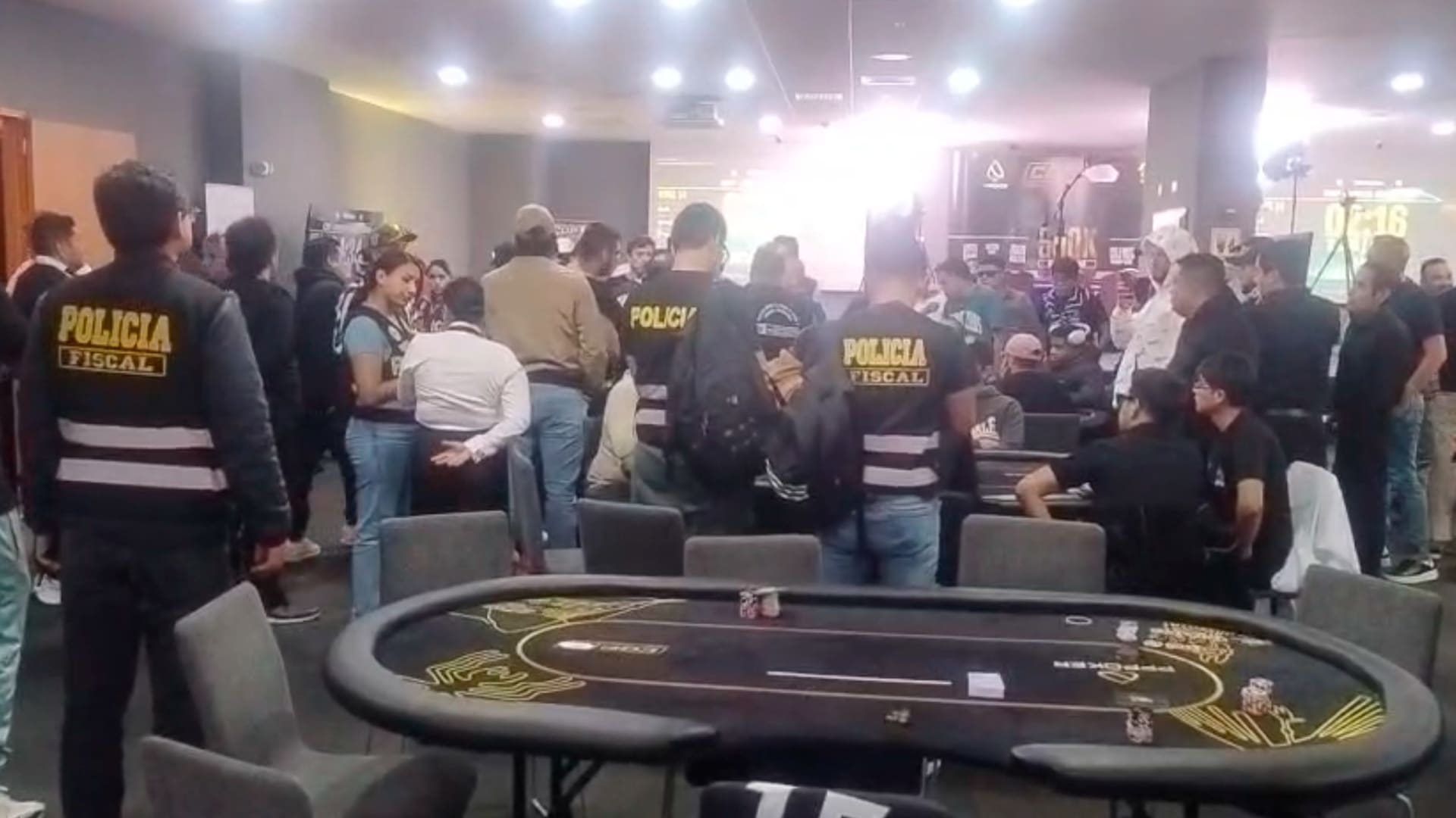 La policía detiene un torneo de poker en Perú: caos en el circuito Dorado