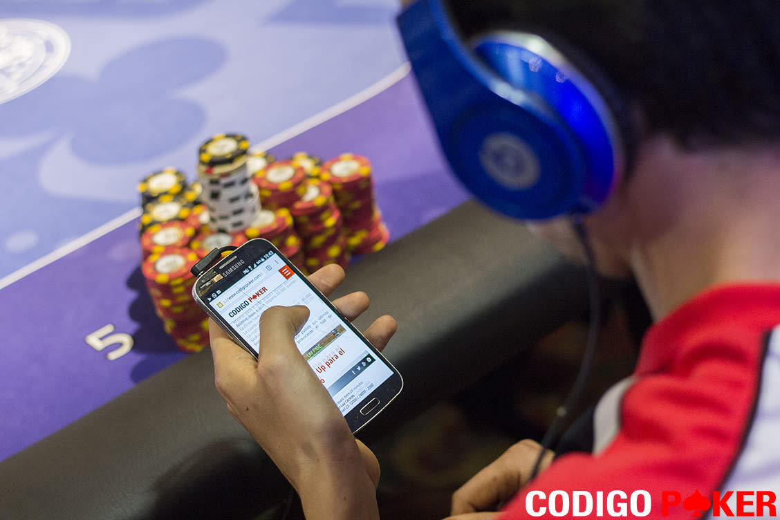Deja de ver el celular mientras juegas en las mesas
