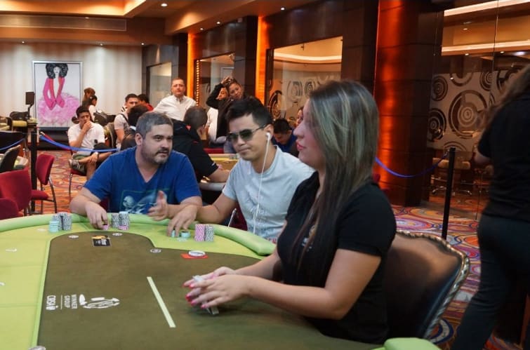 Julián Uribe dio su SuperKnockout este domingo