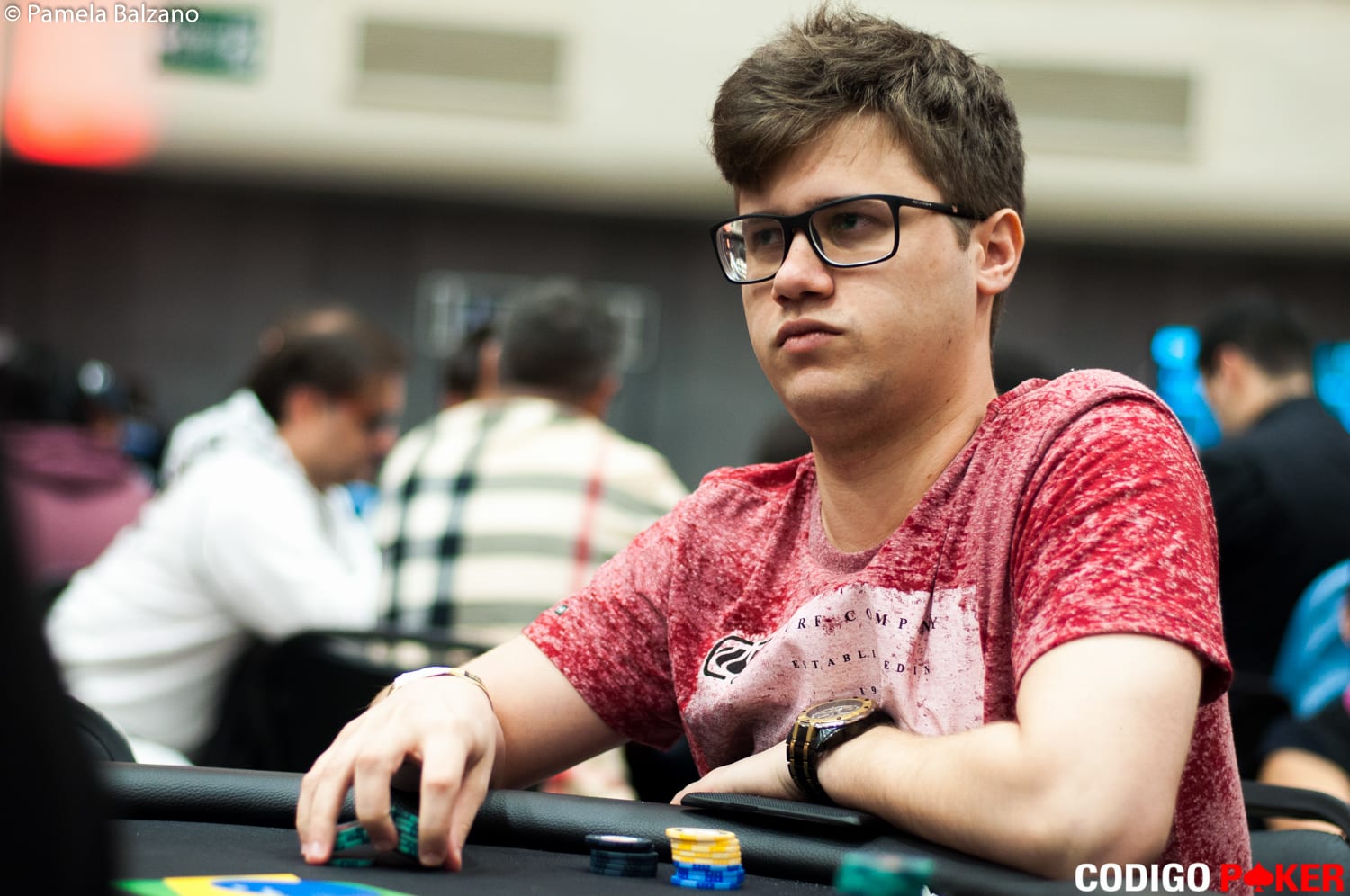 Sete brasileiros avançam para o dia 2 do Evento 56 em Vegas