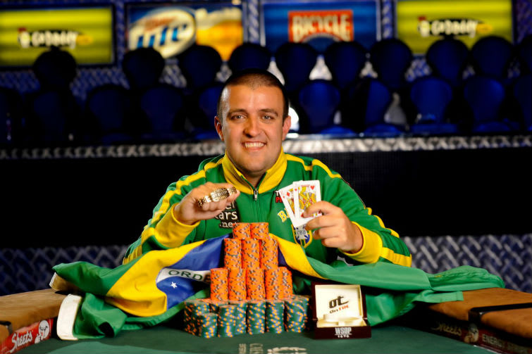 Akkari solidario: subasta la campera con la que ganó el brazalete WSOP