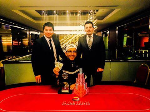 Isaac Malamud sonríe feliz con su nuevo trofeo del Lunes Premium de Carrasco
