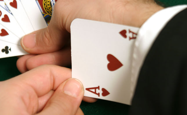 Arrestan a un dealer por esconder una carta bajo la manga
