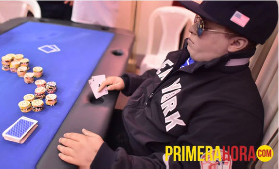 Insólito: velan a un hombre en una mesa de poker