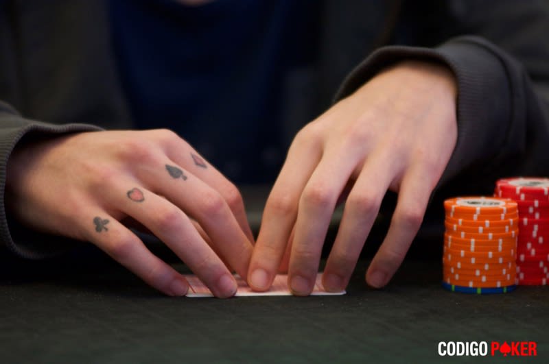 ¿Cómo se debe determinar el mejor puesto en esta inusual mano?