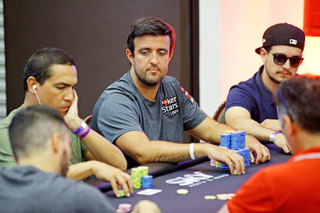 Akkari passa para o dia 2 do evento 8 em Vegas