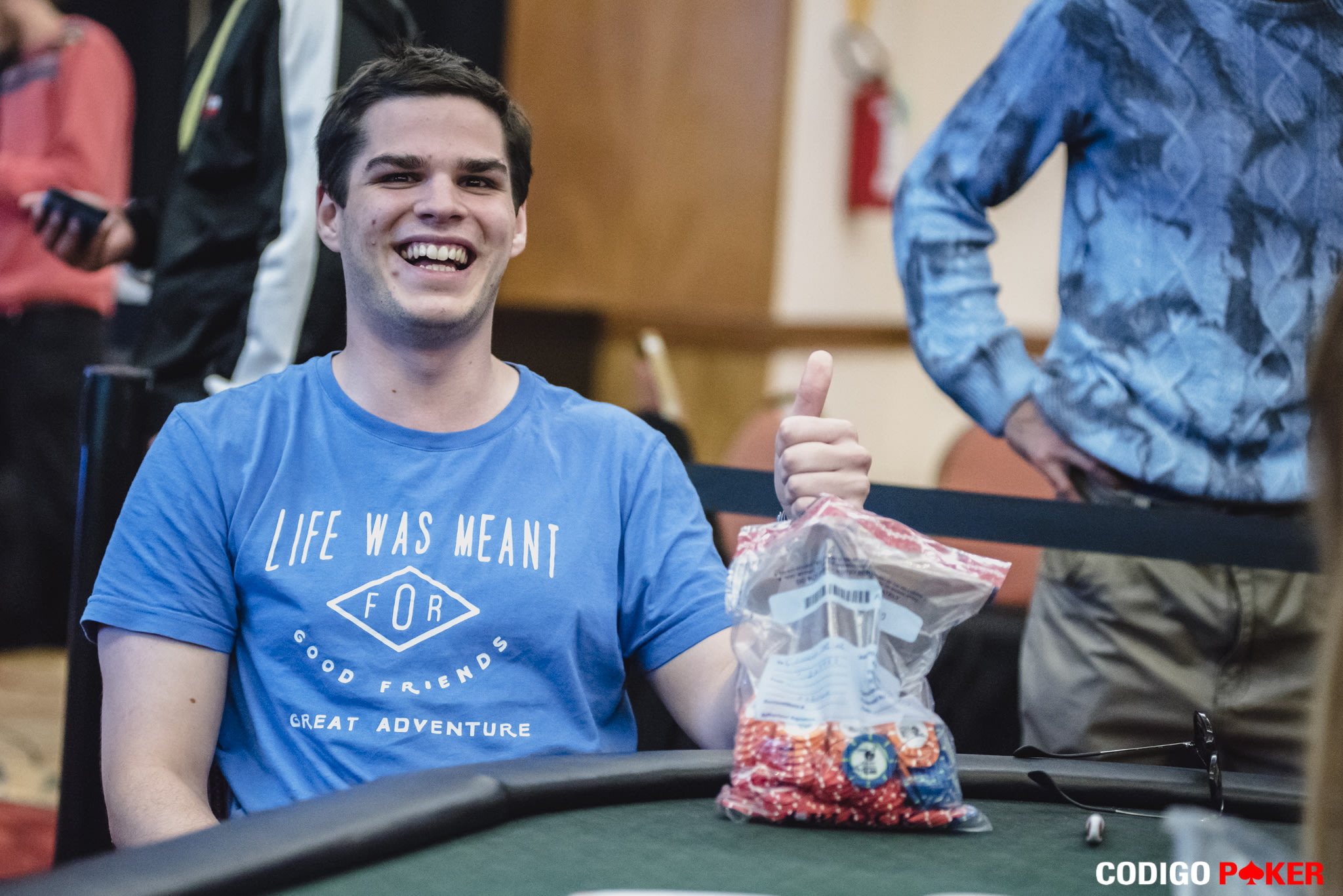 ¿Lo podrán bajar? Carrera sigue al frente del Evento Principal