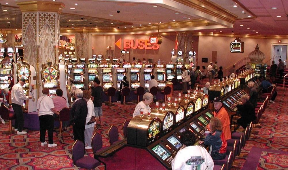 Historias de casino: sacó el jackpot, pero no por su mano, y se lo quitaron