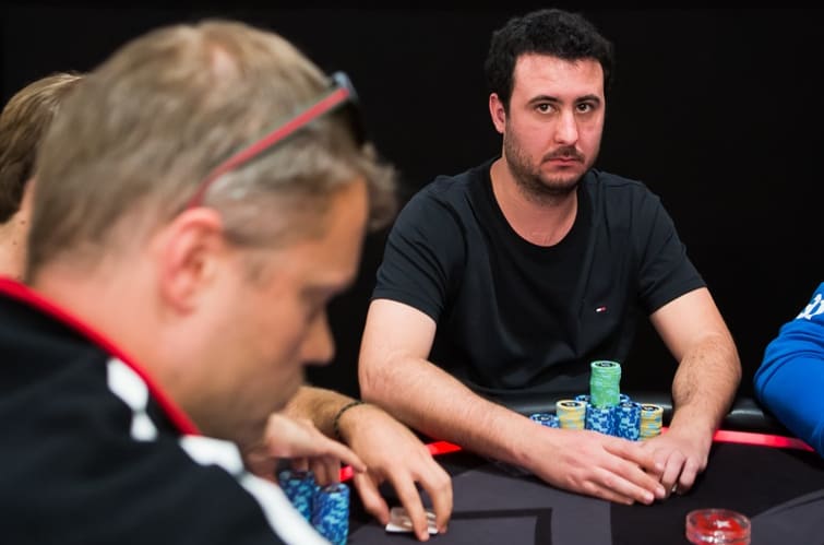 Kaufman encabeza a los latinos y sueña con la mesa final en Barcelona