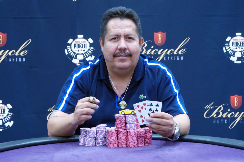 Se paró (el taxi) con el anillo WSOP este mexicano
