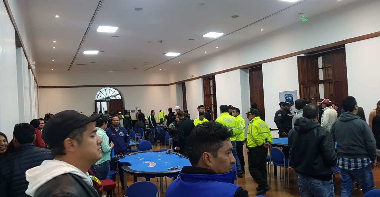 ¡Contra la pared! Policía irrumpe y cancela torneo