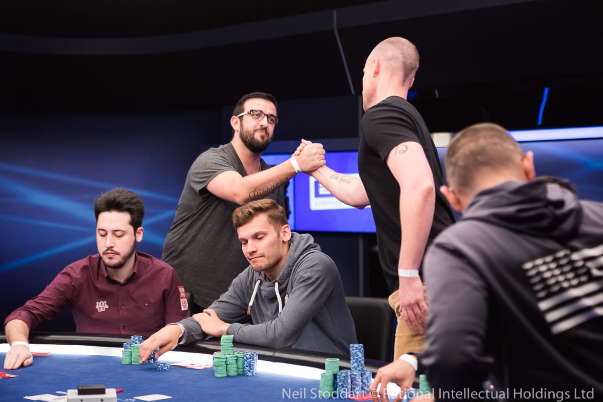 Akkari perde cooler para Antonius e é eliminado do EPT