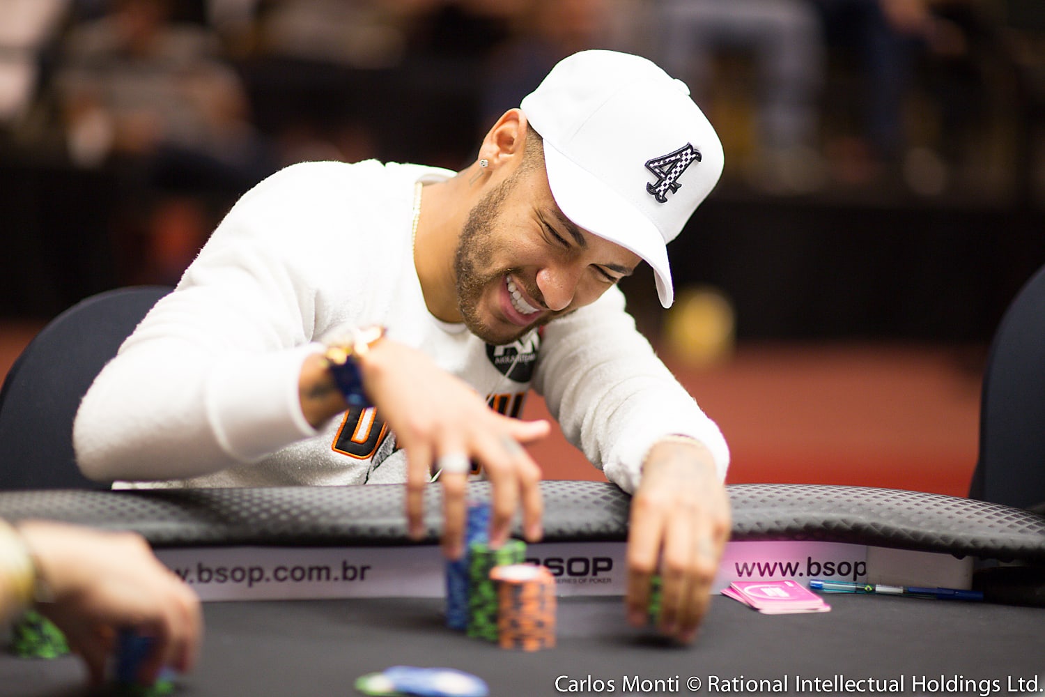 Neymar pasó de la derrota en la cancha a una mesa final