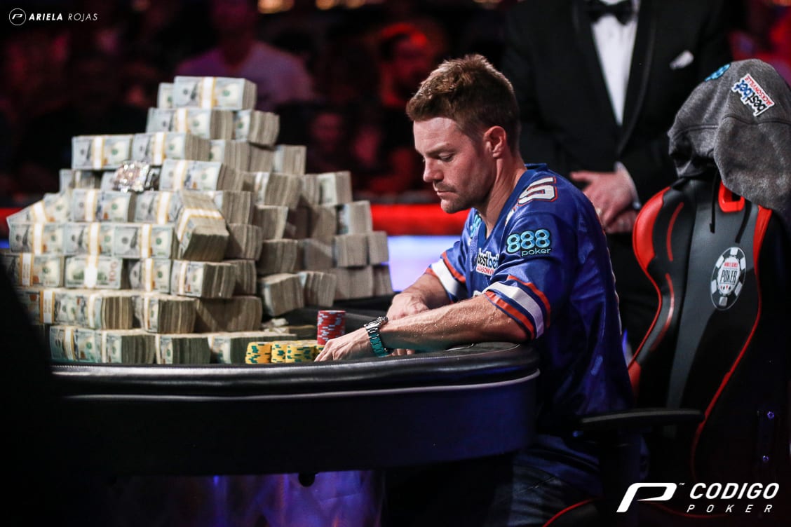 Miles se disculpa por su reacción al perder el Main Event