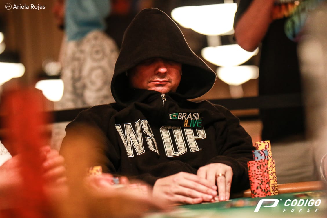 WSOP: Foster erra o &#8216;dinner break&#8217; e perde 1 hora de jogo no Main Event