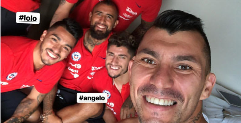 La selección chilena pasa el tiempo jugando al poker