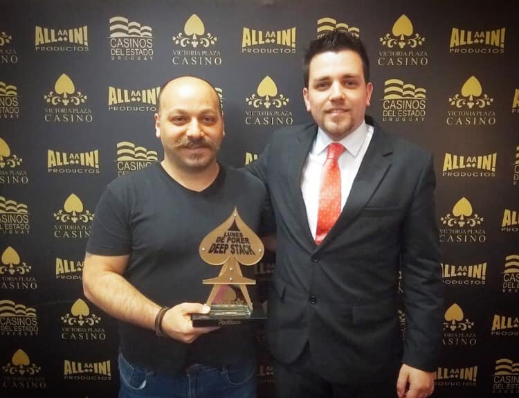 Sahagian posa con su nuevo trofeo del Lunes DeepStack
