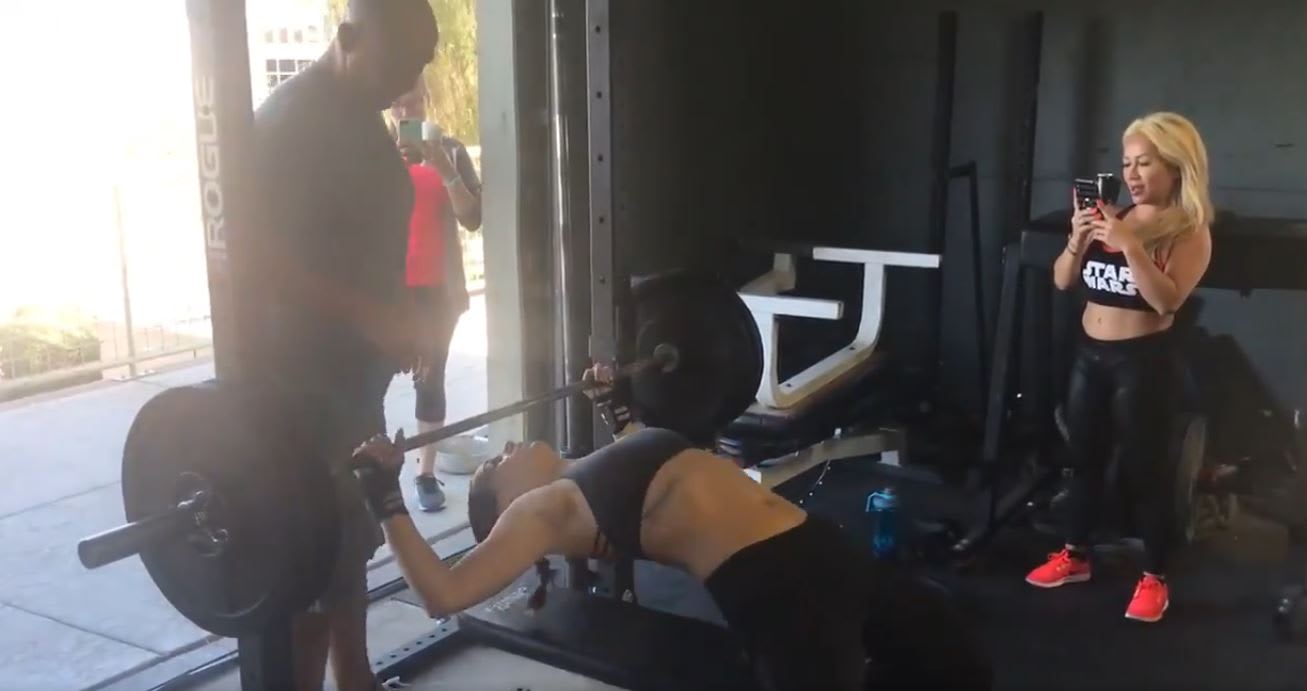 Así se ganan 2.000 dólares levantando pesas