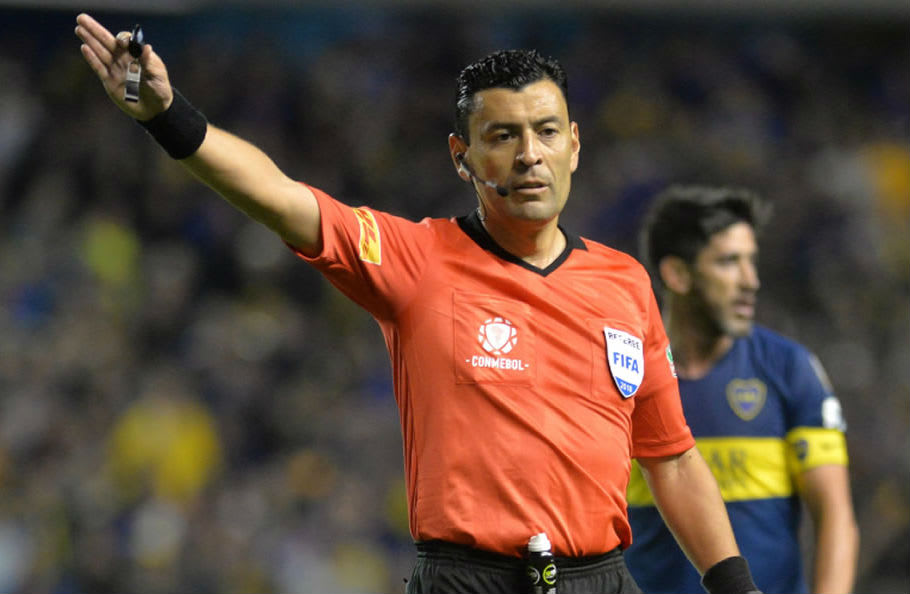 El árbitro que definía sus partidos en una mesa de poker