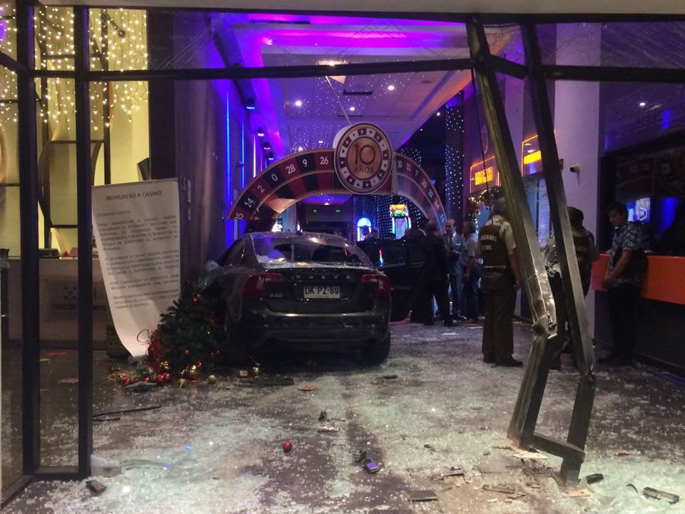 [VIDEO] Perdieron y estrellaron su auto contra el casino