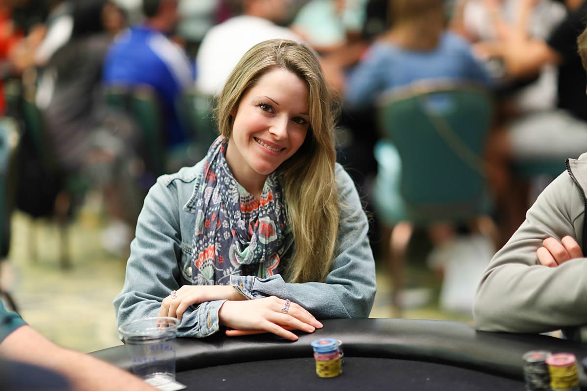 La campeona latina guió la armada en el Día 1B del Main Event