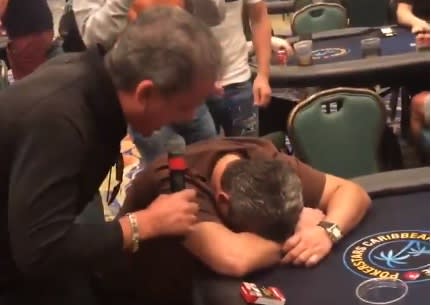 [VIDEO] Se durmió en la mesa y lo despertó Bruce Buffer