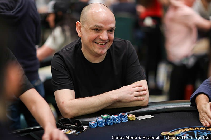 ¿Quién pensaría en foldear ases preflop en burbuja?