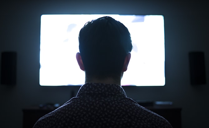 Pagó sus deudas mirando poker por televisión