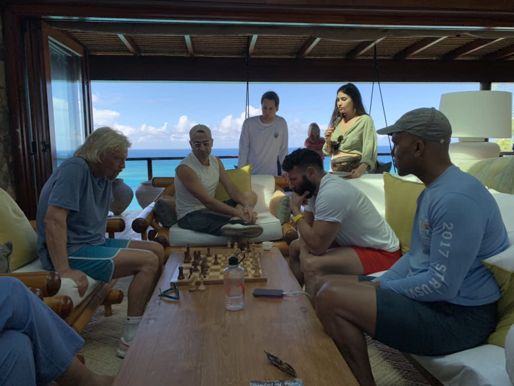 Branson vs. Bilzerian: ¿quién es mejor jugando ajedrez?