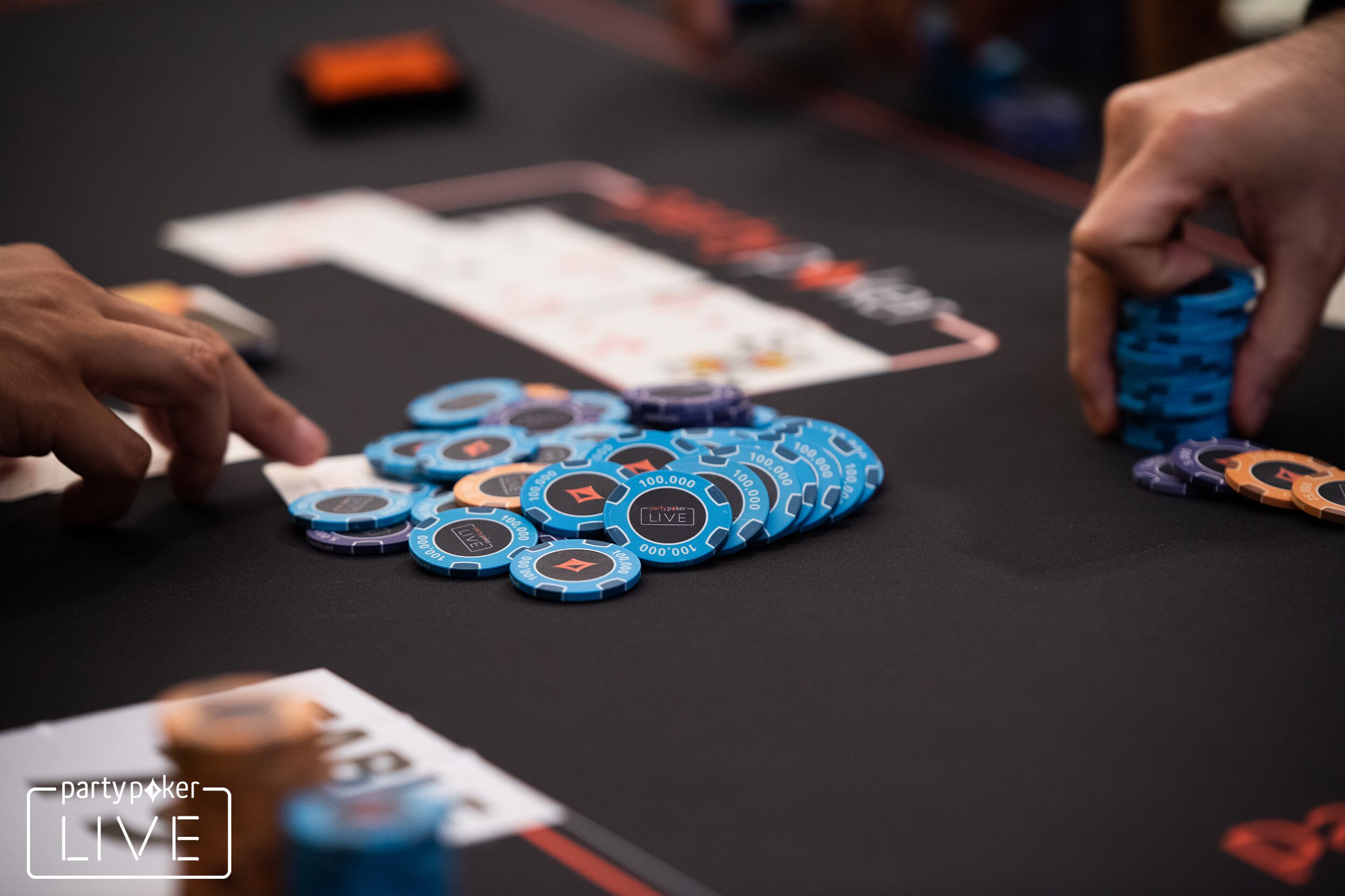 KO Series: jugadores con los brazos en el cielo