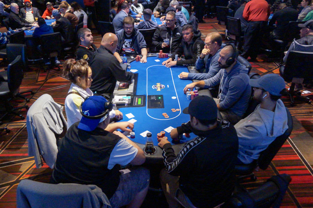 ¿Se deberían prohibir las mesas 10-Handed en vivo?