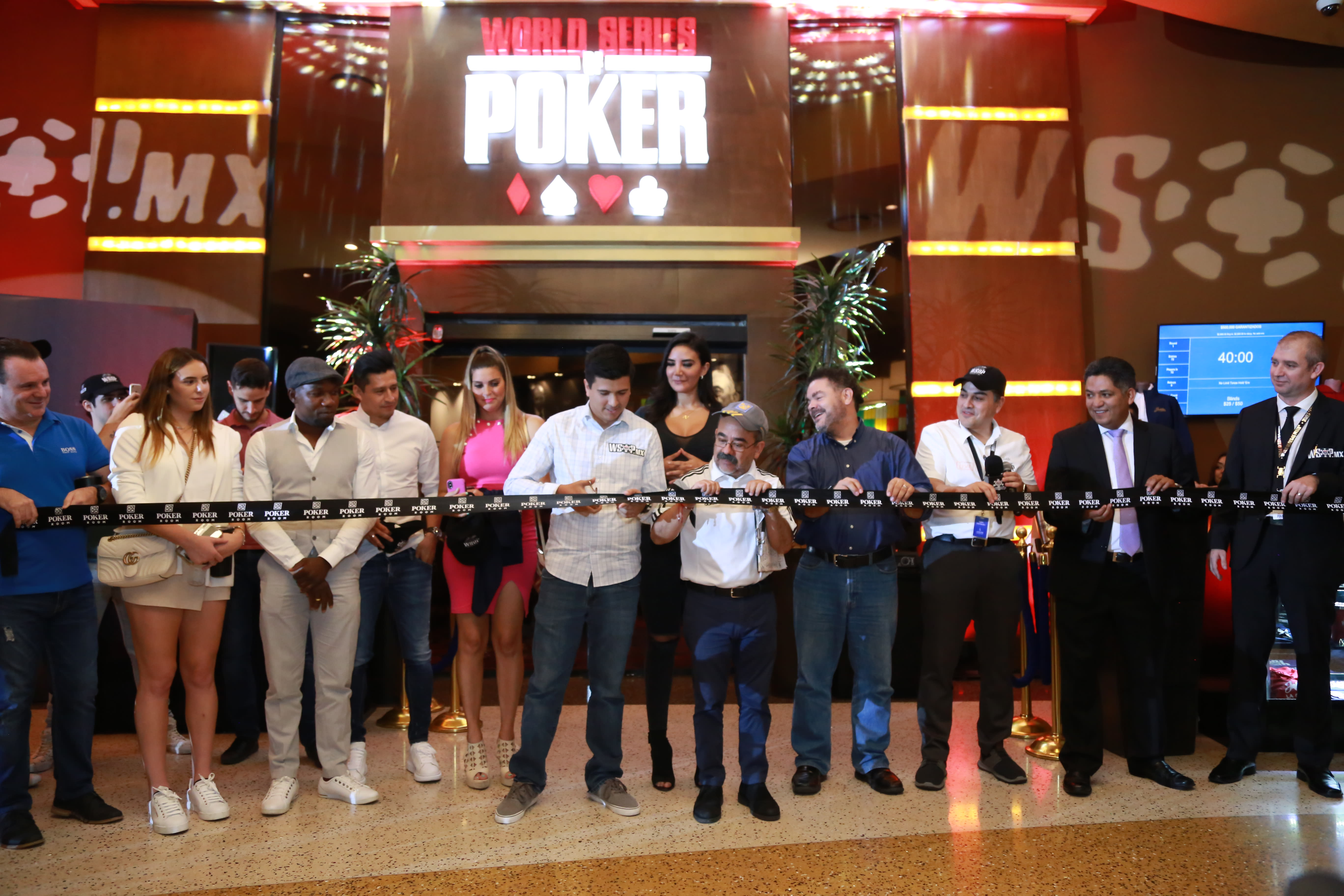 Así se vive la inauguración del poker room
