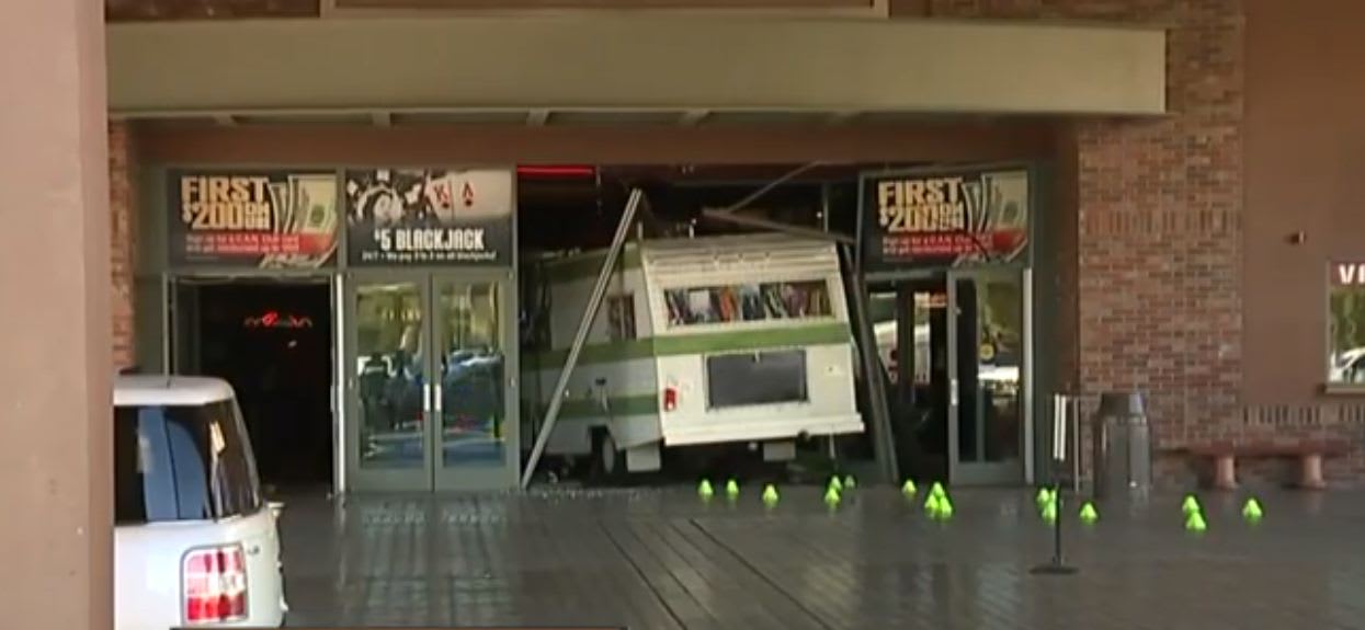 &#8216;Tiltada&#8217;, mulher invade cassino com furgão e deixa ferido grave