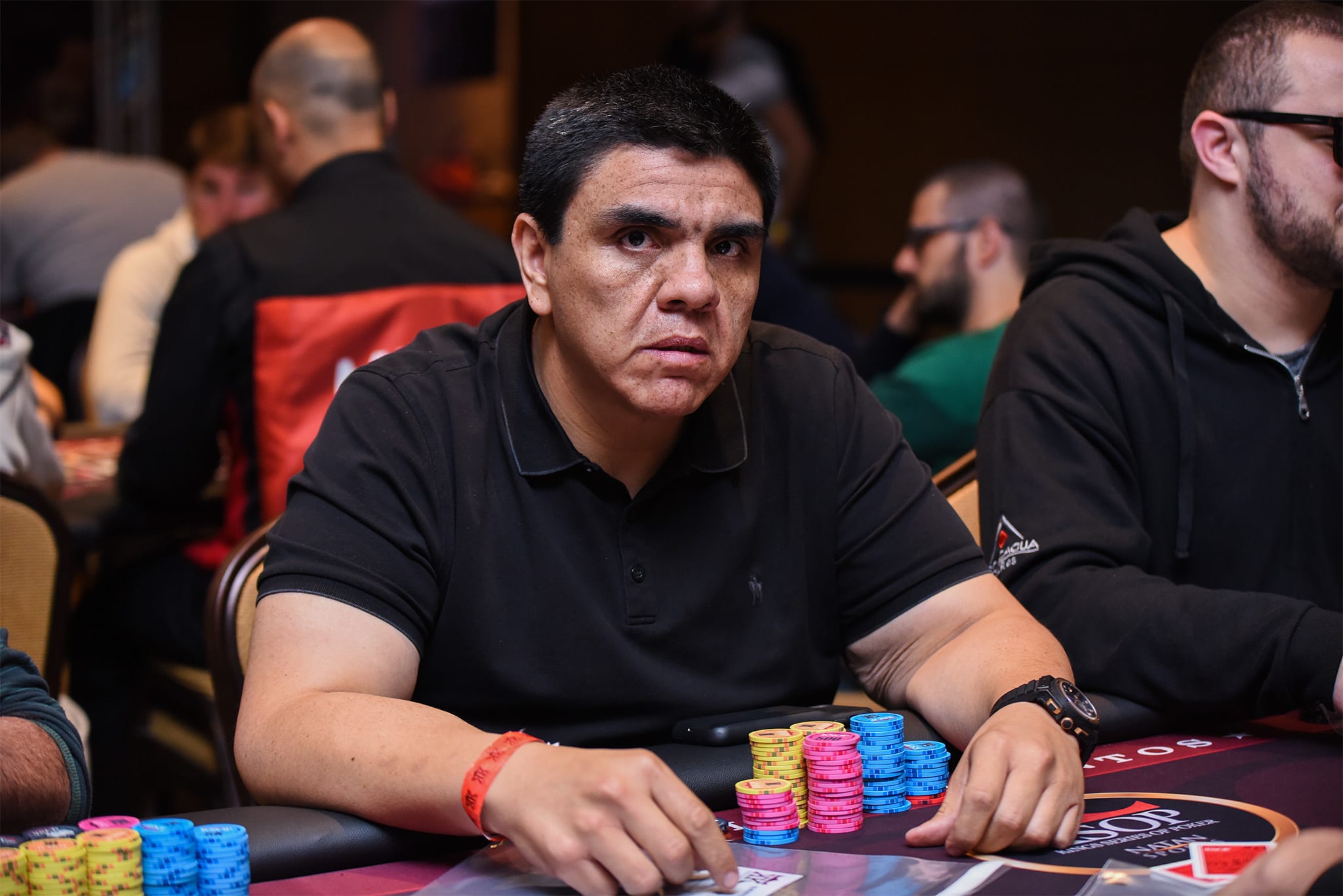 El mexicano Carlos Macías lidera el High Roller de KSOP Río