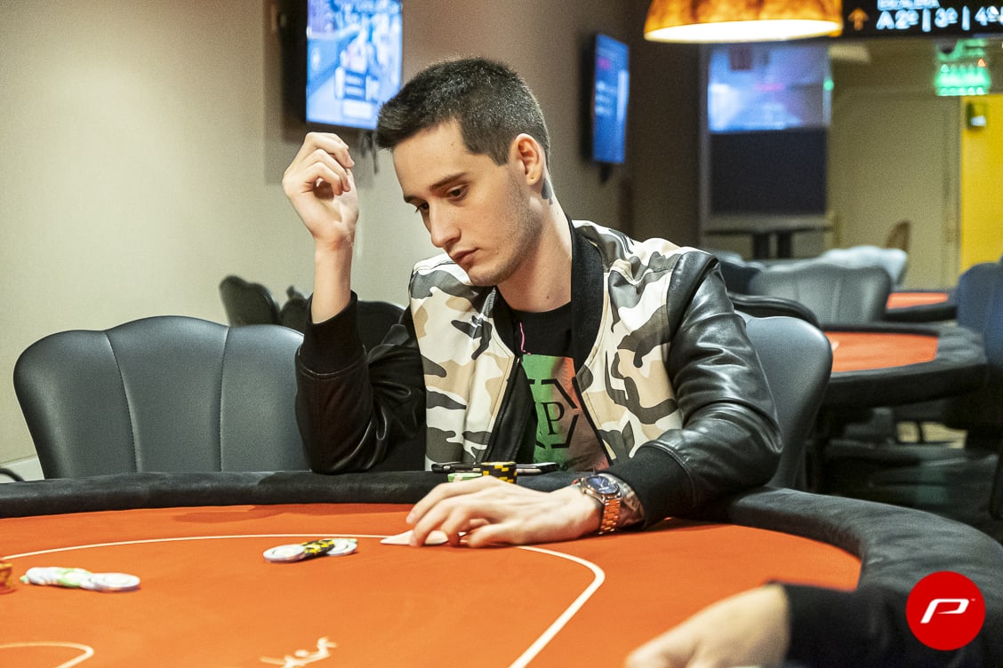 Nicolás Giacomino larga AA pré-flop na FT do Mystery Millions da WSOP Online