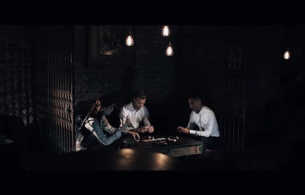 Presentaron una camiseta de fútbol en plena partida de poker