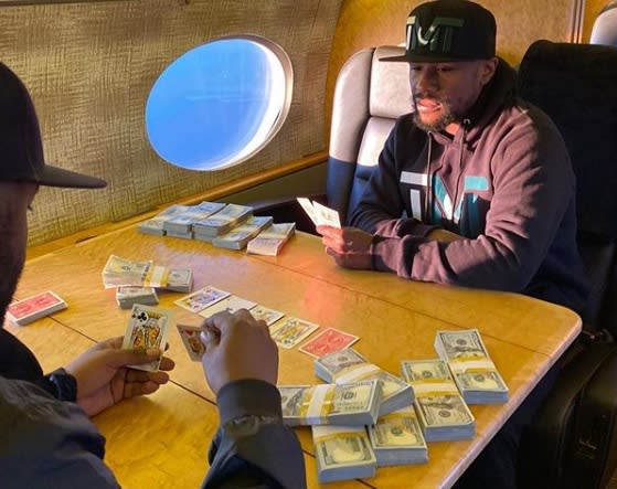 Mayweather violó la cuarentena y jugó al poker